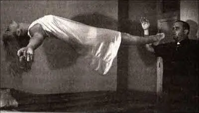 Изгнание злого духа началось 23 октября в местной церкви Проводил его отец - фото 55