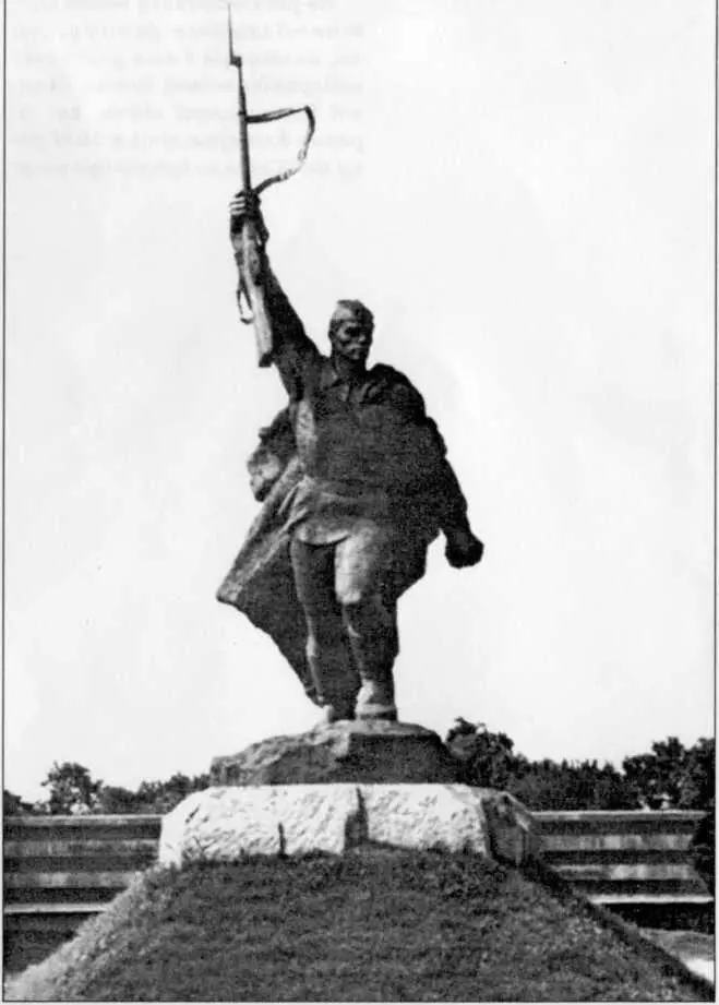 Памятник загиблим воїнам ПівденноЗахідного фронту і генералу Кирпоносу в - фото 1