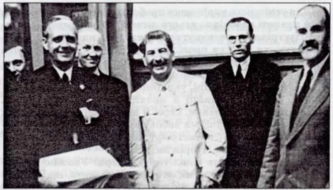 Після підписання ганебного договору в серпні 1939 р Вожді радіють Тоді - фото 4