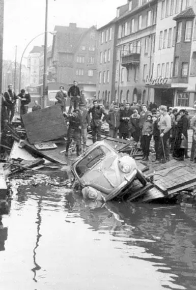 Во время наводнения в Гамбурге в 1962 г Морской осаде подвергся городской - фото 30