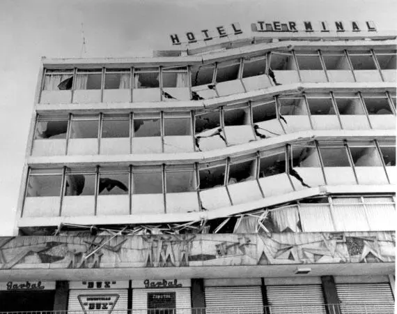 Разрушенный отель в Гватемале 1976 г Землетрясение очаг которого находился - фото 41