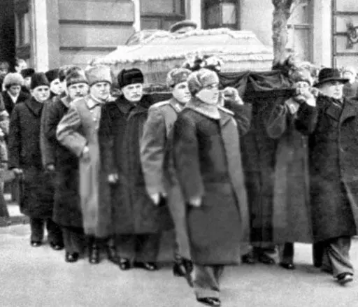 Руководители КПСС и советского правительства во время похорон ИВ Сталина На - фото 73