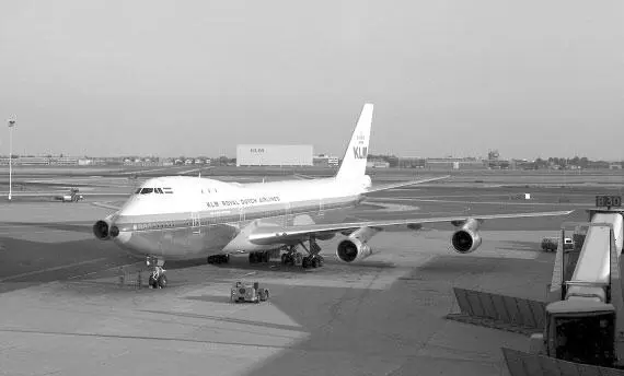 Боинг747 голландской авиакомпании КЛМ Этот аэропорт находится в долине - фото 87
