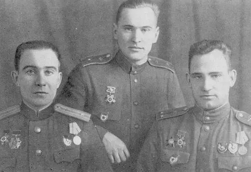 Летчики прилетавшие в тыл к партизанам Слева направо командир эскадрильи - фото 45