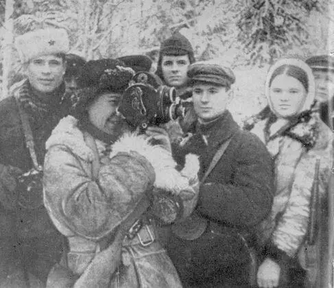 Москвичек везде встречали радушно Кинооператор Маша Сухова среди партизан - фото 59