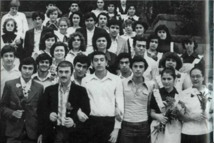 Вместе с родителями одноклассников сына пришел поздравить выпускников первый - фото 13