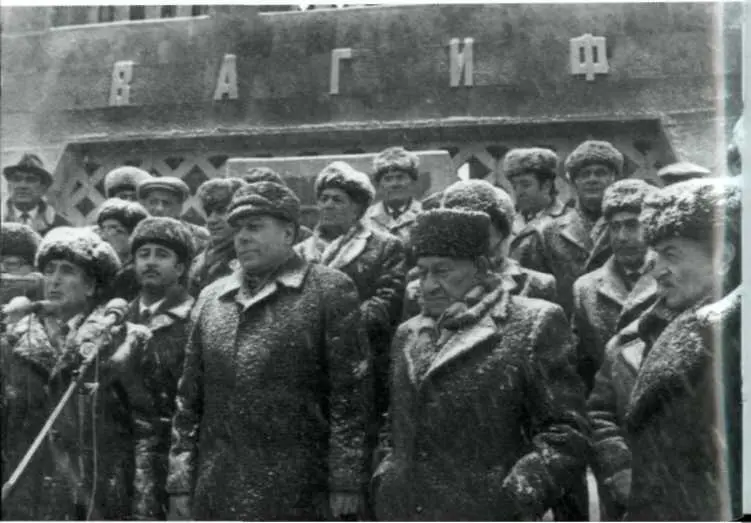 Ильхам тоже был на празднестве но объективов сторонился Ильхам с отцом во - фото 17