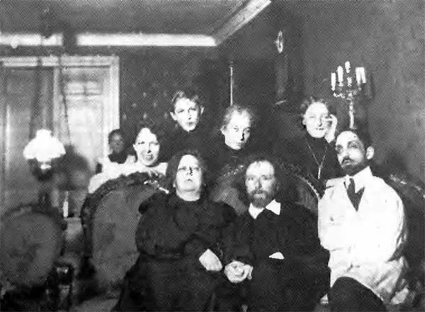 На башне Вячеслава Иванова В первом ряду А Р Минцлова Вяч И Иванов М - фото 13