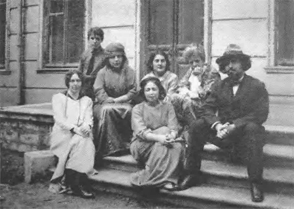 У здания школы им Вл Соловьева на Остоженке Слева направо Е К Герцык Ю - фото 18