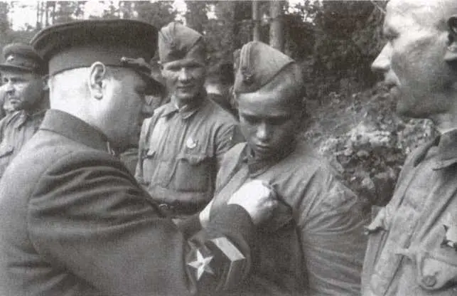 В отрядах народного ополчения служили солдаты от 16 до 60 лет 1943 год Первые - фото 70