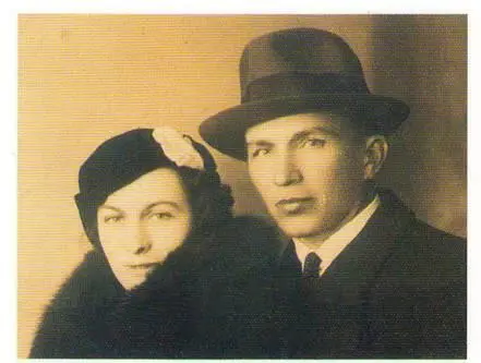 Подружжя Авраменків Кінець 1940хроків Никифор Авраменко з синами Романом - фото 36