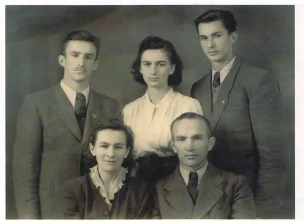 Родина Авраменків Сидять Юлія та Никифор Авраменки Стоять зліва направо - фото 38