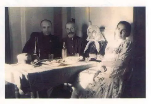 Родичі з далекої України Праворуч рідна сестра Никифора Авраменка що - фото 39