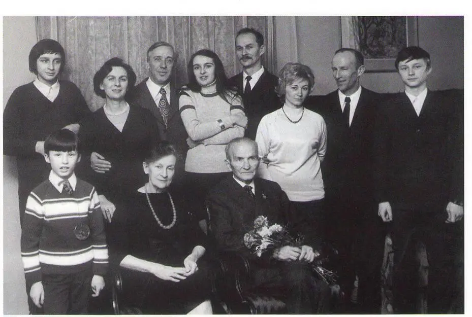 Родина Авраменків батьки діти онуки Кін 1960поч 1970х років Юлія та - фото 46