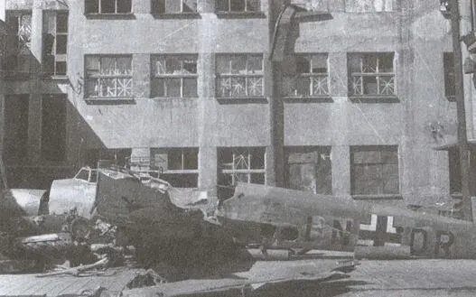 Немецкий тяжелый истребитель Мессершмитт Bf110 в Мурманске на заднем дворе - фото 22