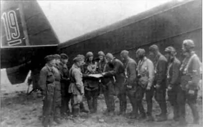Экипаж капитана Солодких у своего самолета 250 AП ДД 1942 г ЦАМО РФ - фото 16