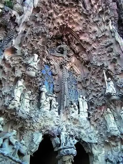 Пластический декор храма Саграда Фамилиа Одна из скульптурных композиций на - фото 164