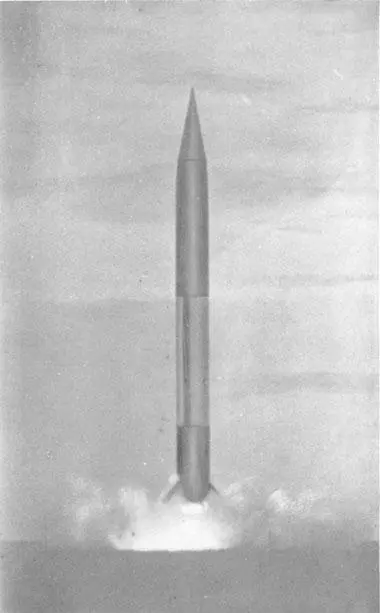 Ракета стартует На руках у Сергея Павловича одна из первых собачек летавших - фото 20