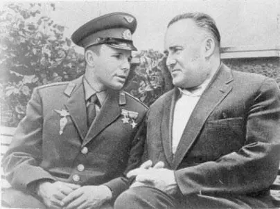 Разговор о будущих полетах Ю А Гагаврин и С П Королев 1961 г - фото 30