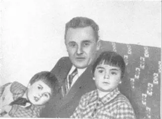 Сергей Павлович с дочкой Наташей слева и племянницей Ксаной справа 1938 г - фото 11