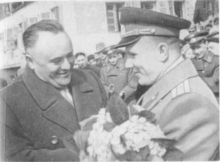 С П Королев поздравляет Ю А Гагарина с успешным полетом апрель 1961 г - фото 27
