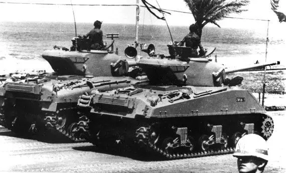 На улицах ТельАвива танки Шерман М50 Апрель 1957 года Наряду с - фото 12