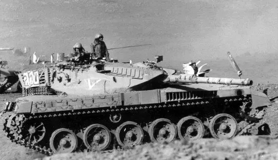 Меркава Mk 1 во время боевых стрельб на полигоне в пустыне Негев 1980е годы - фото 140