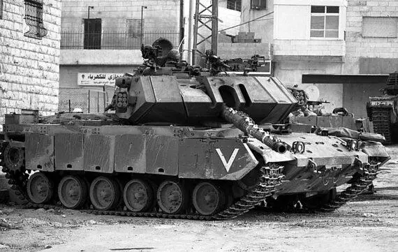 Танки Меркава Mk 112 вверху и Магах7С внизу несут патрульную службу в - фото 145