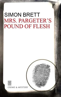 Simon Brett Mrs. Pargeter's pound of flesh обложка книги