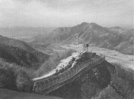 Korean DMZ PHOTO BY ALAN WEISMAN Below in the buffer separating these vast - фото 44