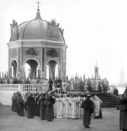 Водосвятие на Неве Фото 1913 г На Неве напротив дворца возвышалась - фото 168