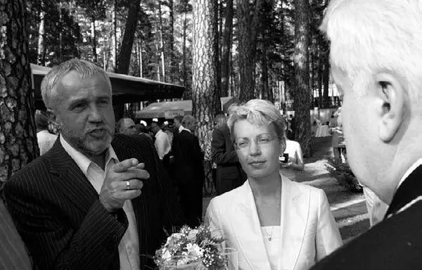 Tostarp arī aizrautīgi mūkot no uzstājīgiem paparaci - фото 49