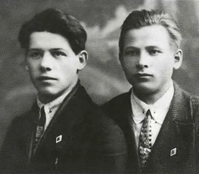 Годы комсомольской юности Черненко справа Конец 1920х гг Константин - фото 3