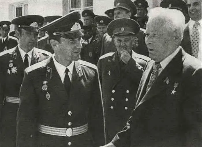 Встреча с молодостью В погранотряде Хоргос 1979 г Вручение ордена - фото 7