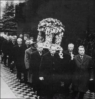Похороны Юрия Гагарина Мы в течение целого года вели исследования на самой - фото 97