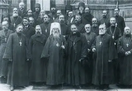 Духовенство во главе с митрополитом Евлогием у входа в собор Александра - фото 15