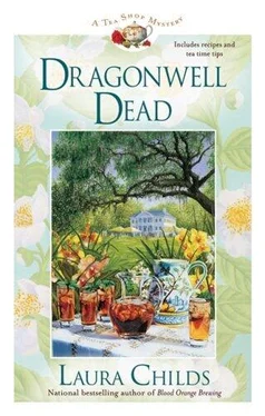 Laura Childs Dragonwell Dead обложка книги