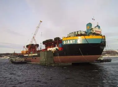Giant 4 with the Kursk slung underneath awaits entry into the floating dock at - фото 11