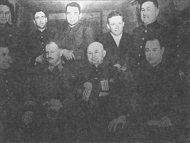 Руководители обороны Севастополя 19411942 гг Фото 1942 года Сидят слева - фото 37