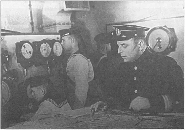 Капитан АЯ Лещенко командир 35й батареи на центральном посту батареи - фото 49