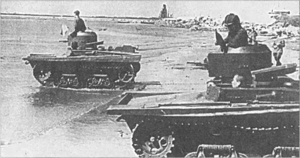 Крым Август 1941 г Советские танки Т37 готовятся к встрече итальянского - фото 61