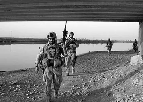 Marc Lee leading the platoon on patrol in Ramadi With the help of the Marines - фото 14