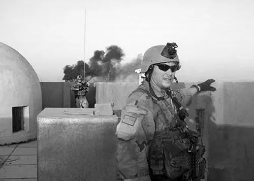 We chose roofs in Ramadi that provided us with good vantage points Sometimes - фото 19
