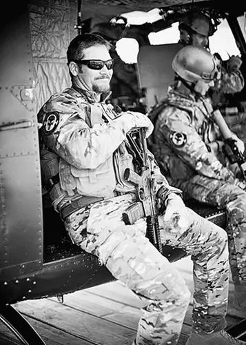 Here I am on a helo training course for Craft I dont mind helicoptersits - фото 26