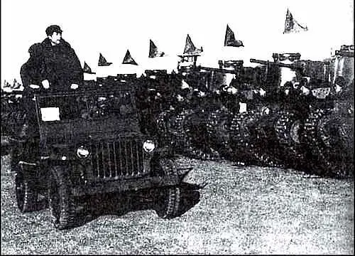 Март 1949 г Мао Цзэдун инспектирует бронетанковые части - фото 3