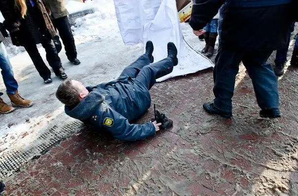 А тут ктото валяется Товарищ полковник полетел прямиком в свою стихию после - фото 2