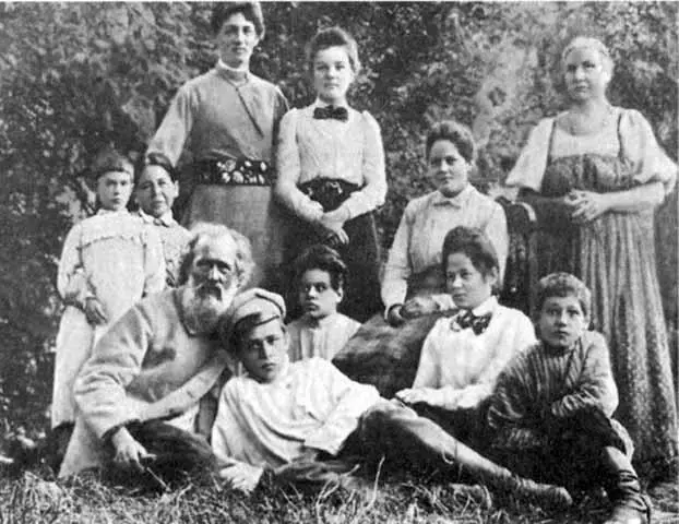 Семья Туполевых Слева направо сидят Анна Васильевна мать Николай Иванович - фото 10
