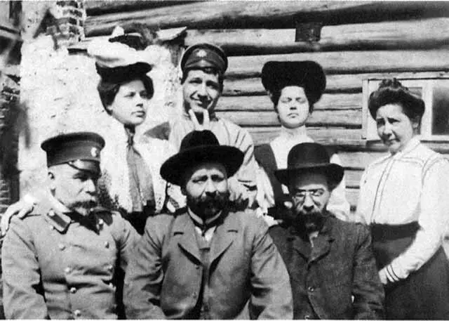 Андрей Туполев с ближайшими родственниками Слева направо сидят Василий - фото 14