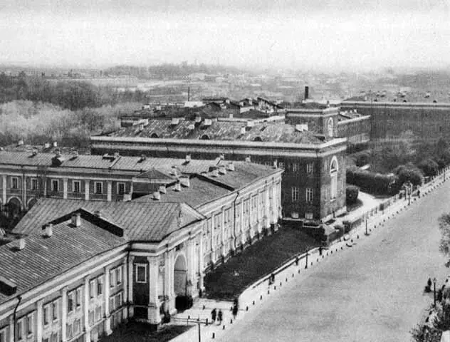 Лефортовский дворец на переднем плане и Императорское техническое училище - фото 19