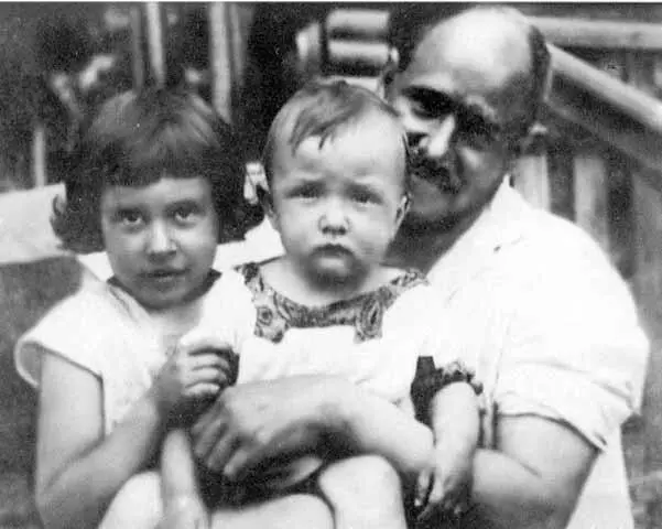Андрей Николаевич с дочерью Юлией и сыном Алексеем на даче 1927 г Андрей - фото 28